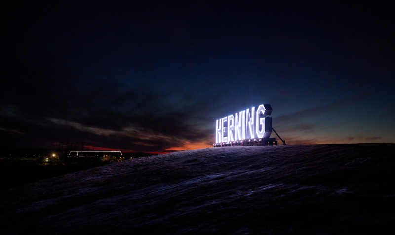 Herning skilt på mosebjerget