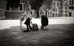 reading_in_venice_88cm